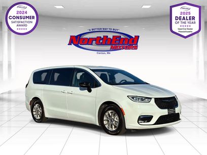 Used 2025 Chrysler Pacifica Select