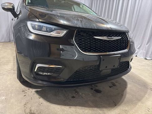Used 2023 Chrysler Pacifica Limited FWD image 4