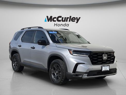 Certified 2025 Honda Pilot TrailSport image 1