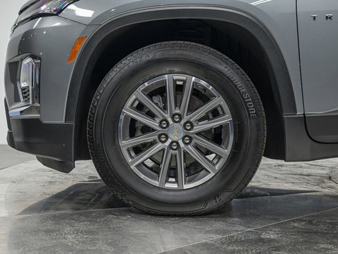 Used 2023 Chevrolet Traverse LT image 3