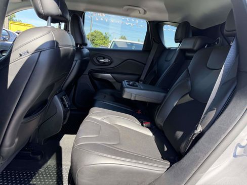 Used 2019 Jeep Cherokee Latitude Plus w/ Cold Weather Group AWD/4WD image 14