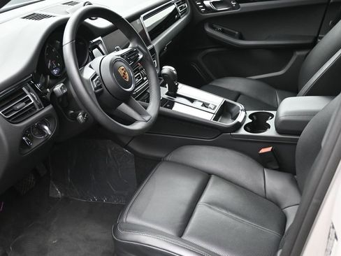 Certified 2025 Porsche Macan AWD/4WD image 7