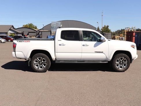 Used 2017 Toyota Tacoma Limited w/ Tow Package AWD/4WD image 4