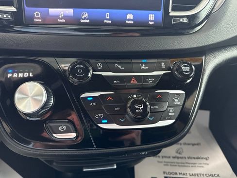 Used 2025 Chrysler Pacifica Select FWD image 33