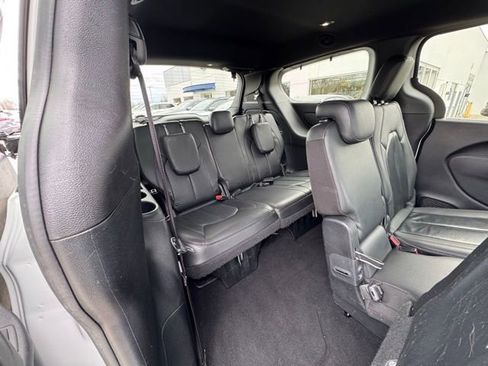 Used 2020 Chrysler Pacifica Touring-L image 31