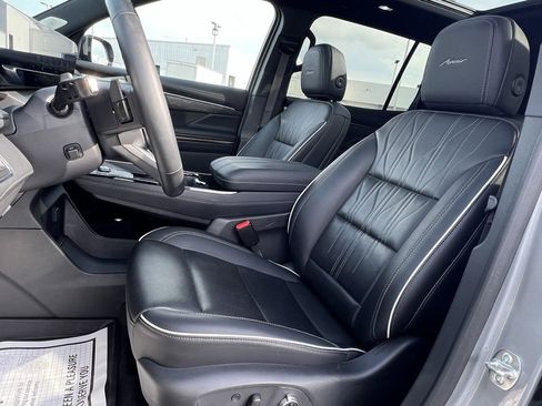 Certified 2025 Buick Enclave Avenir image 13