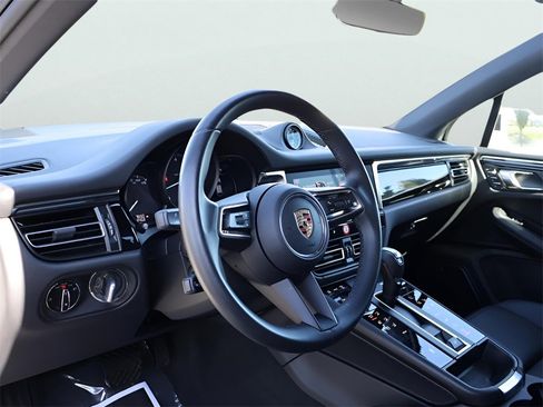 Used 2025 Porsche Macan image 18