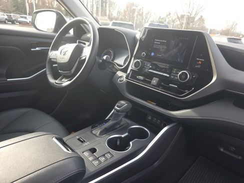 Used 2025 Toyota Highlander XLE image 11