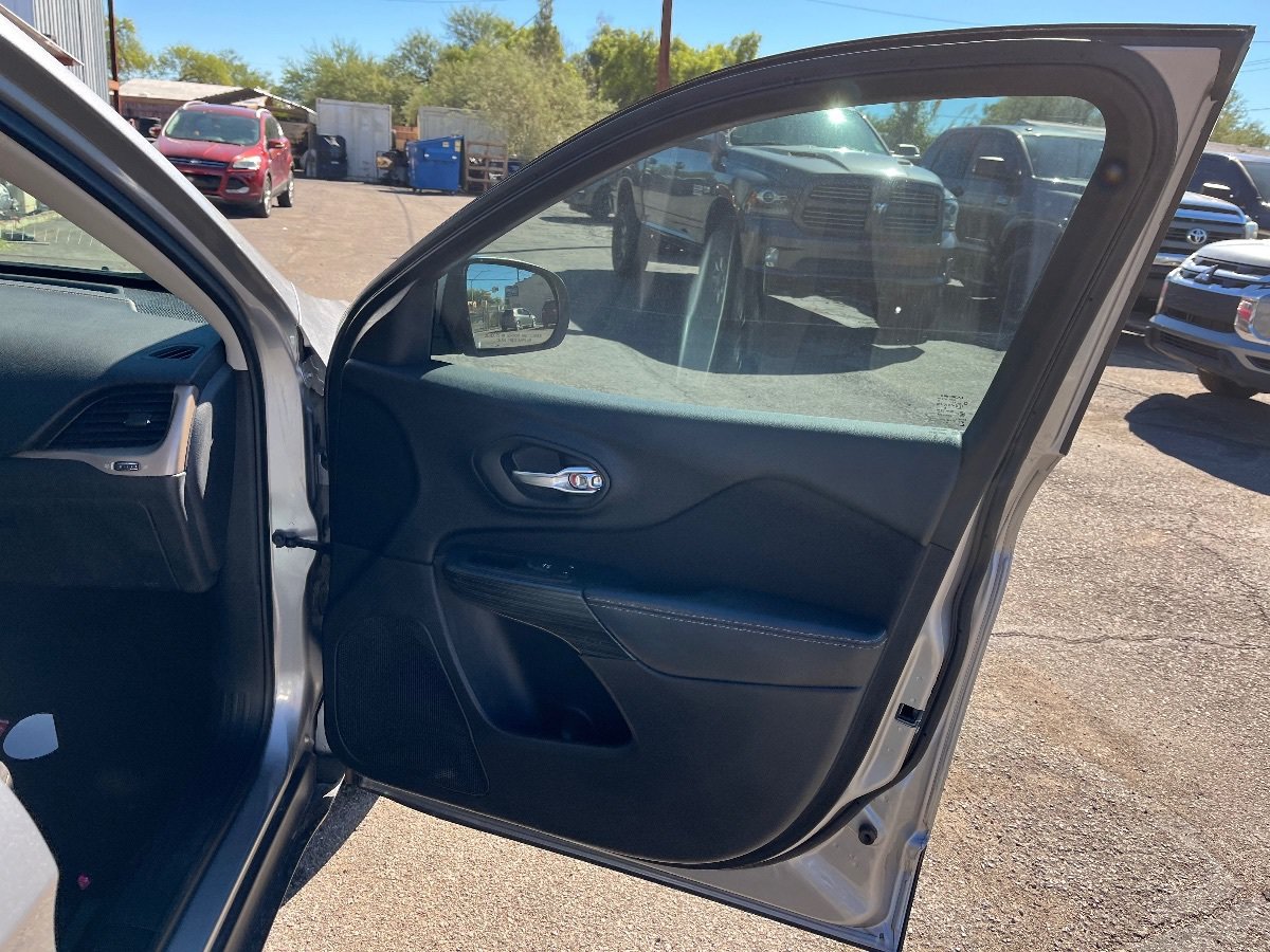 Used 2017 Jeep Cherokee Latitude FWD image 18