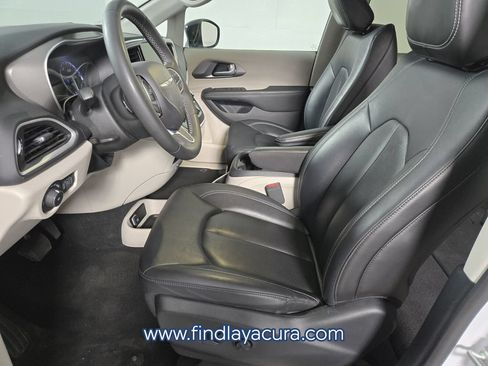 Used 2024 Chrysler Pacifica Touring-L FWD image 13