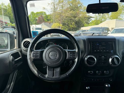 Used 2017 Jeep Wrangler Unlimited Sahara w/ Connectivity Group AWD/4WD image 14