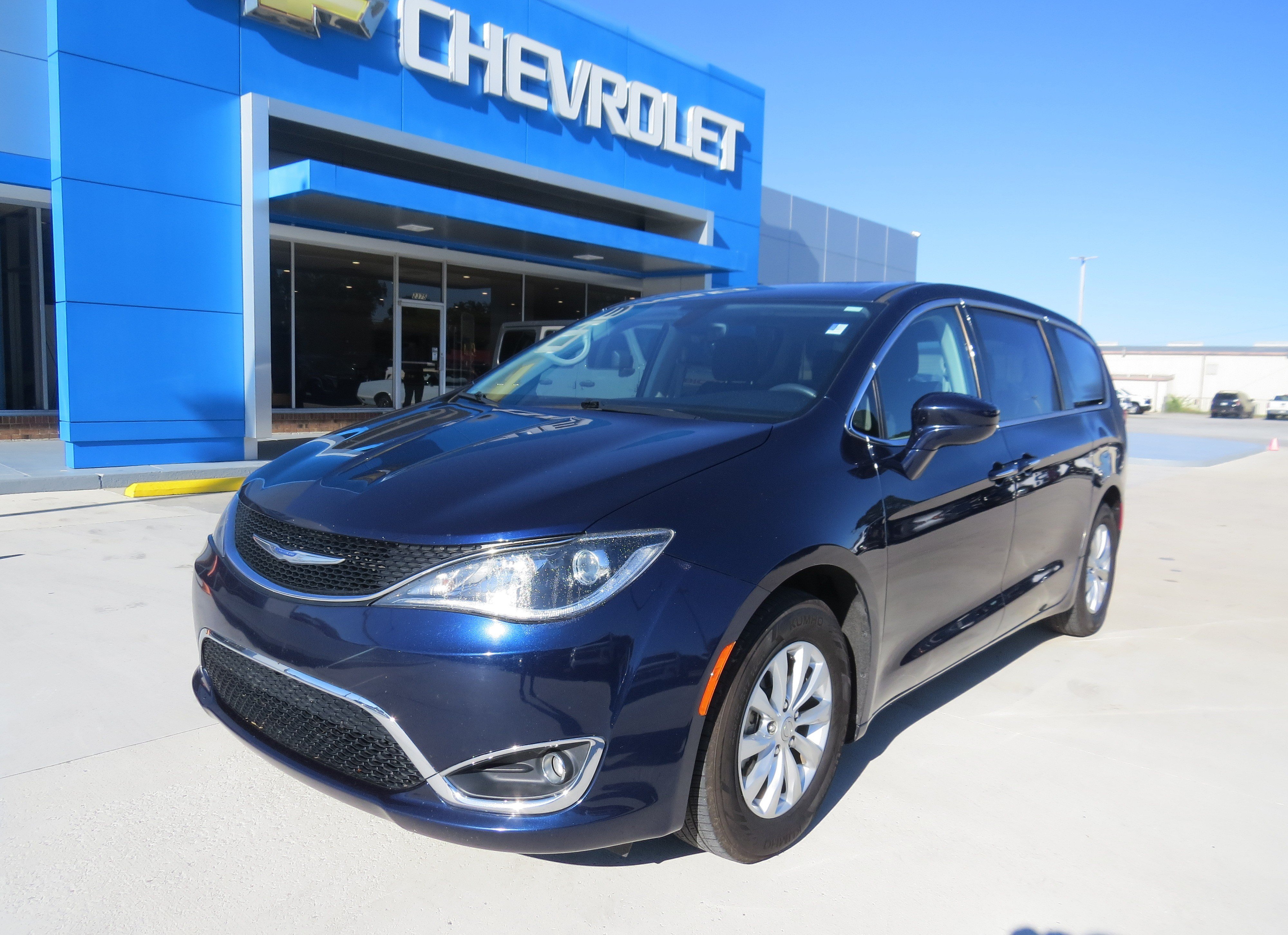 Used 2018 Chrysler Pacifica Touring Plus FWD image 1
