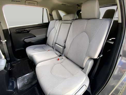 Used 2022 Toyota Highlander LE FWD image 20