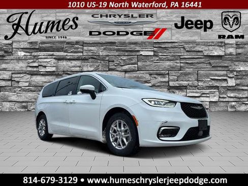 Certified 2023 Chrysler Pacifica Touring-L image 1