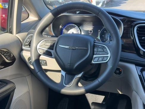 Used 2023 Chrysler Pacifica Limited image 13