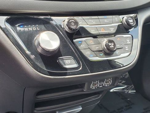 Used 2025 Chrysler Pacifica Select FWD image 17