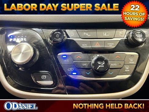 Used 2024 Chrysler Pacifica Touring-L FWD image 16