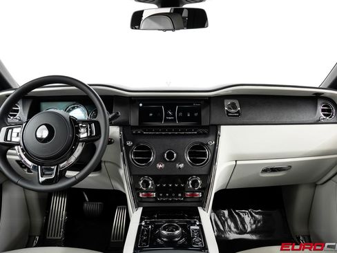 Used 2022 Rolls-Royce Cullinan w/ Cullinan Package AWD/4WD image 27
