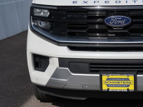 Used 2025 Ford Expedition Platinum w/ Driver's Package AWD/4WD image 9