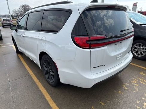 Used 2025 Chrysler Pacifica Limited image 23