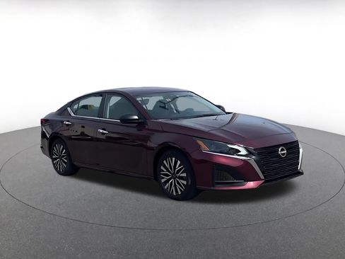 Used 2025 Nissan Altima 2.5 SV image 2