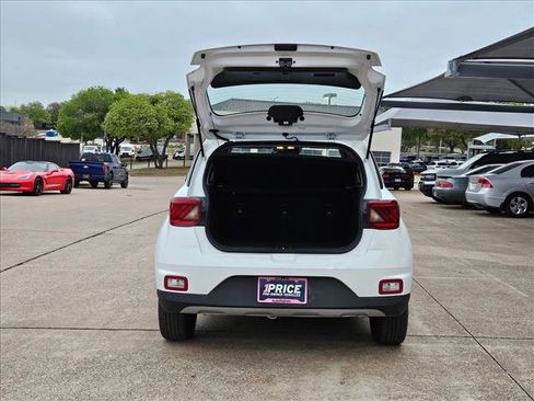 Used 2025 Hyundai Venue SEL image 6