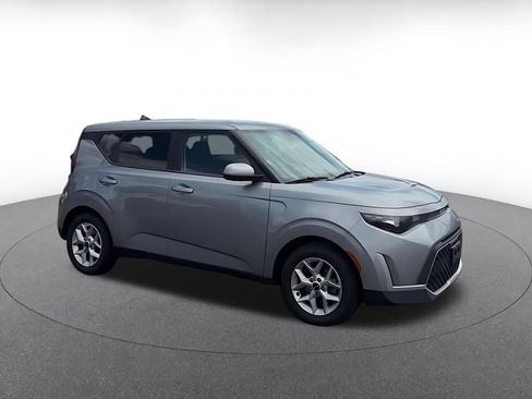 Used 2023 Kia Soul LX w/ Option Group 015 FWD image 2