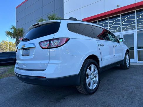 Used 2017 Chevrolet Traverse LT w/ Style and Technology Package image 4