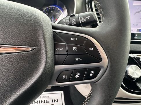 Used 2024 Chrysler Pacifica Touring-L image 20