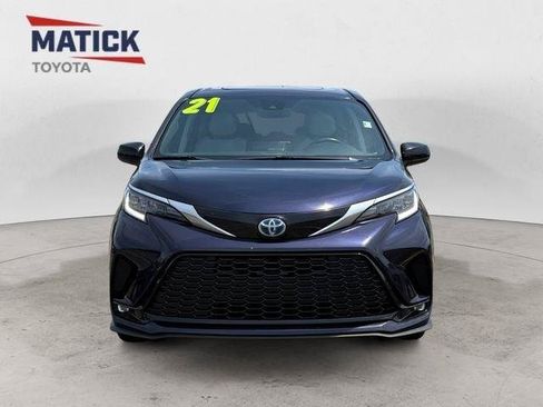 Used 2021 Toyota Sienna XSE FWD image 2