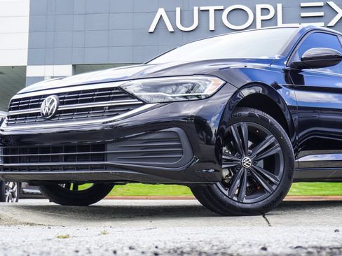 Used 2024 Volkswagen Jetta SE FWD image 2