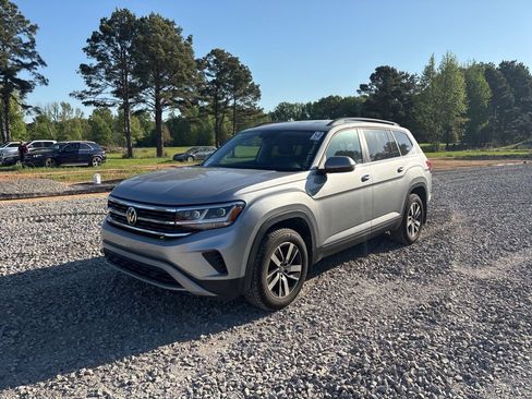Used 2022 Volkswagen Atlas SE image 2