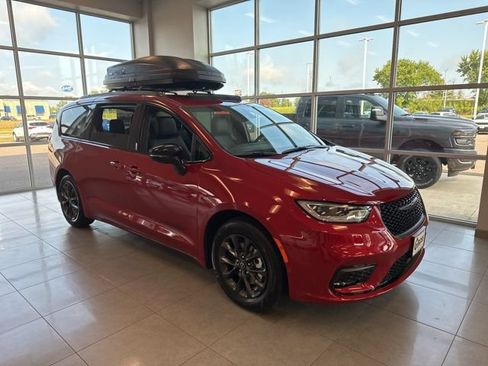 Used 2025 Chrysler Pacifica Select w/ Fav Edition Package FWD image 2