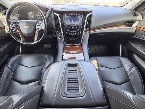Used 2020 Cadillac Escalade Luxury image 23