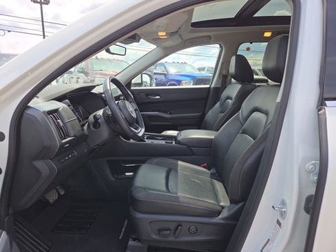 Used 2023 Nissan Pathfinder SL AWD/4WD image 10