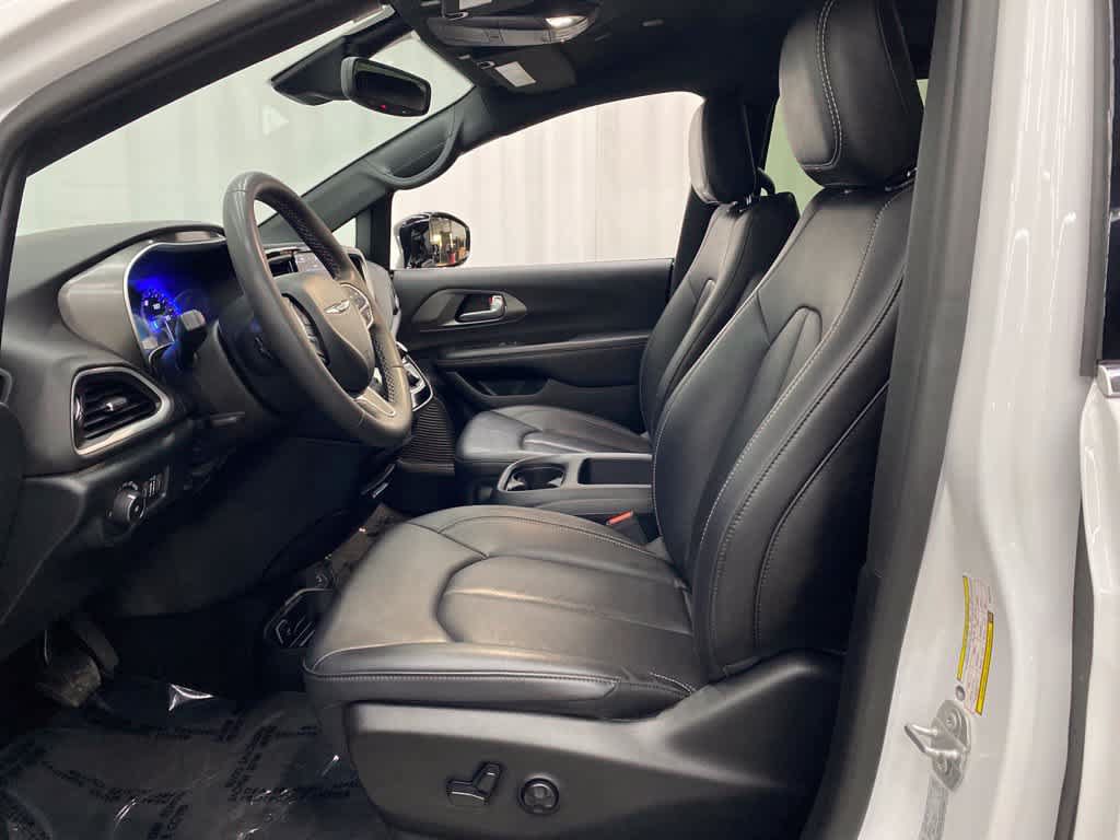 Used 2025 Chrysler Pacifica Select FWD image 12