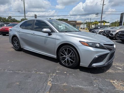 Used 2021 Toyota Camry SE FWD image 3
