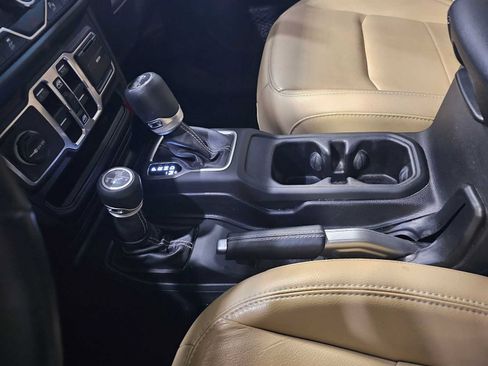 Used 2018 Jeep Wrangler Unlimited Sahara AWD/4WD image 27