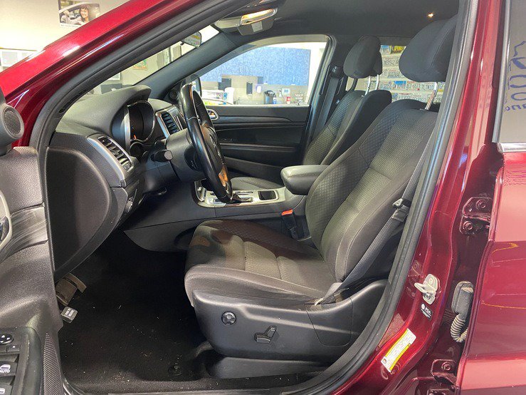 Used 2021 Jeep Grand Cherokee Laredo AWD/4WD image 16