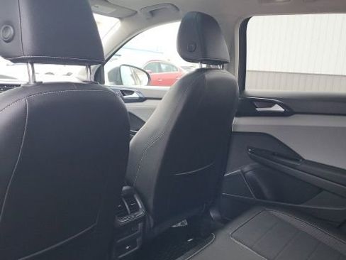 Used 2023 Volkswagen Taos SE w/ Panoramic Sunroof Package image 11