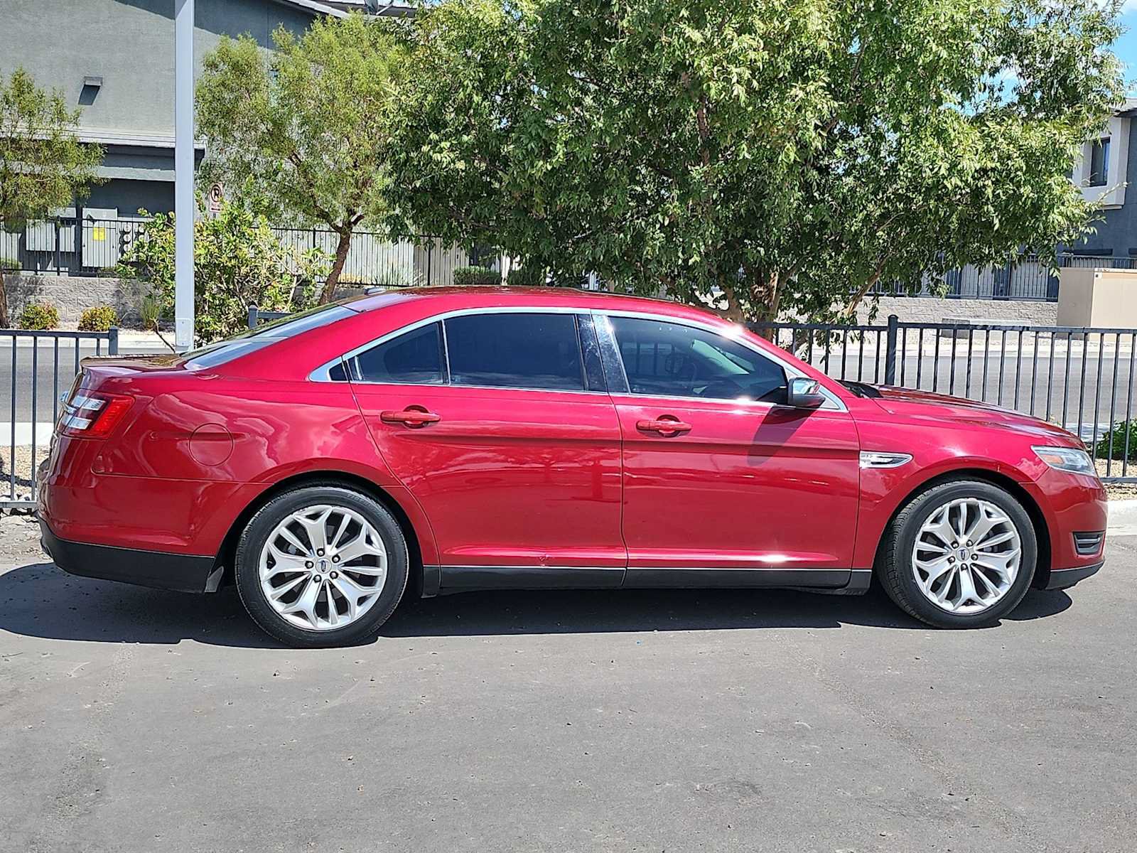 Used 2019 Ford Taurus Limited FWD image 9