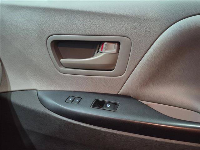 Used 2017 Toyota Sienna L FWD image 23
