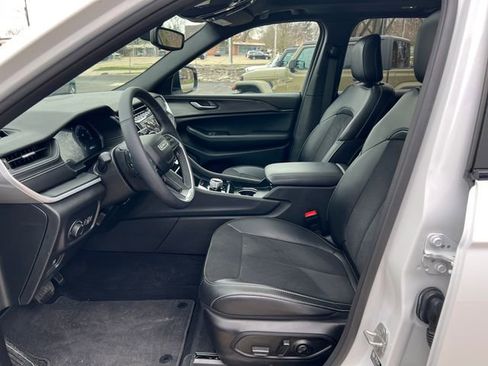 Used 2024 Jeep Grand Cherokee Altitude AWD/4WD image 4