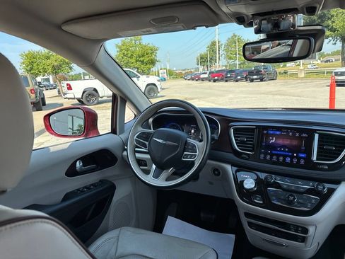 Used 2017 Chrysler Pacifica Limited w/ UConnect Theater Package FWD image 23