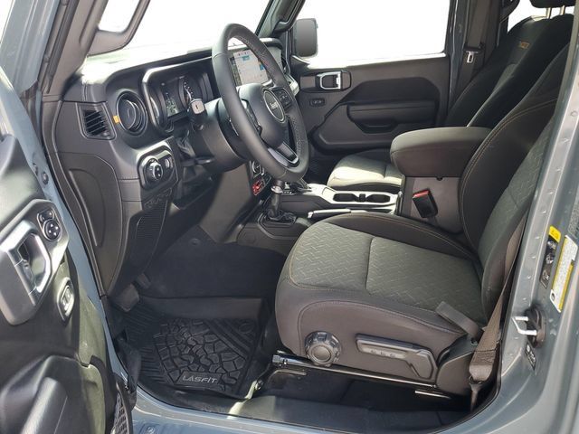 Used 2025 Jeep Gladiator Mojave w/ Convenience Group AWD/4WD image 9