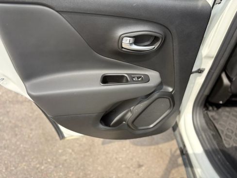 Used 2020 Jeep Renegade Altitude AWD/4WD image 16