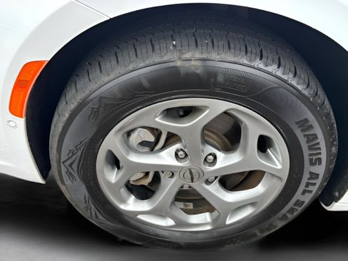 Used 2022 Chrysler Pacifica Limited w/ Uconnect Theater Family Group image 34