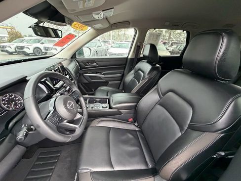 Used 2025 Nissan Pathfinder SL AWD/4WD image 11