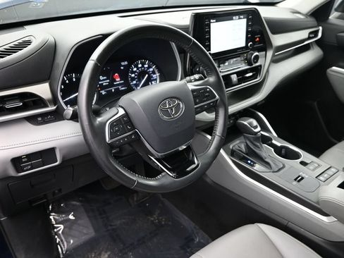 Used 2021 Toyota Highlander XLE FWD image 20