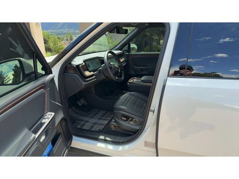 Used 2025 Rivian R1S Premium AWD/4WD image 5